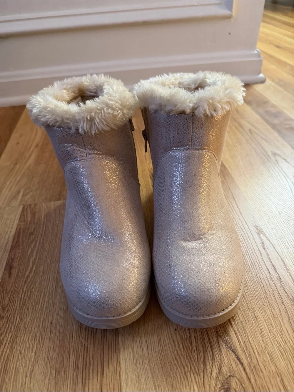 Cat & Jack Shimmery Cream Faux Fur Lined Kids Boots size 5